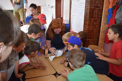 Basteln im After School Club in Rumänien