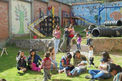Volunteers unterstützen die Frauen bei der Kinderbetreuung