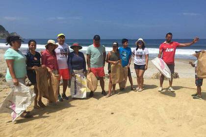 Beach Plastic Litter Volunteers Ecuador