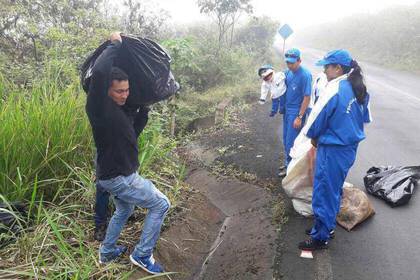 Plastic Conservation Ecuador Volunteers