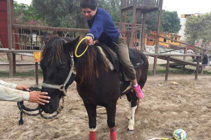 Children at riding therapy in Lima