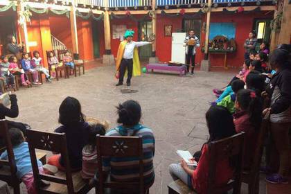 Comedy Theater Freude Spaß Frauenhaus Peru