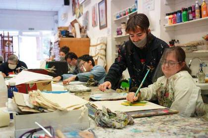 Art therapy in Bilbao - painting volunteer with child