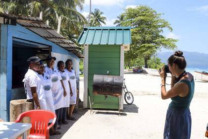 Volunteer fotografiert am Strand