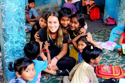 Volunteer mit Straßenkindern in Indien