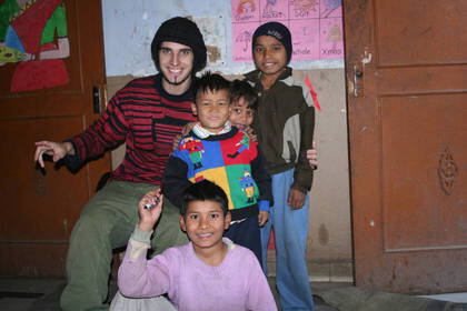 Ein Volunteer mit den Straßenkindern