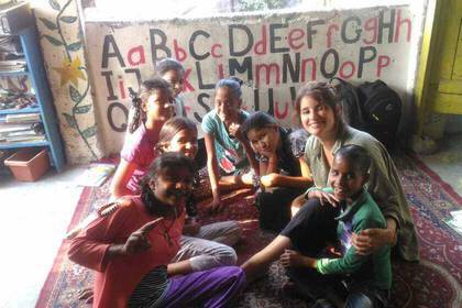 Eine Gruppe Kinder beim Unterricht mit Volunteers