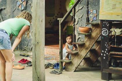 Volunteer bei der Kinderbetreuung im Ashram in Thailand