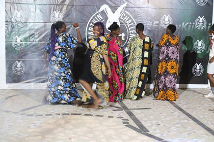 Für den Videodreh werden Tanzeinlagen geübt