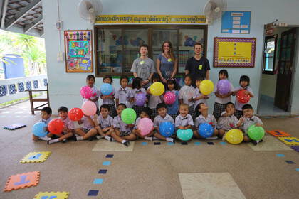 Volunteers with school class in Hua Hin, Thailand