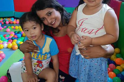 Volunteers lehren spielerisch Englisch in einem thailändischen Kindergarten