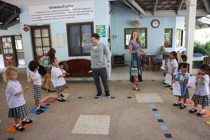 Volunteers teach English in Thailand