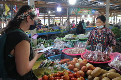 Unterwegs auf einem thailändischen Markt