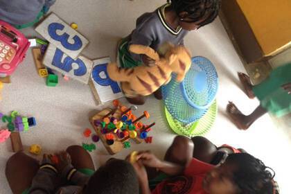 Betreue Kinder in Uganda