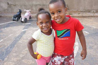 Betreue Kinder in Uganda