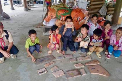 Kinder bei einer Schulübung in Vietnam 
