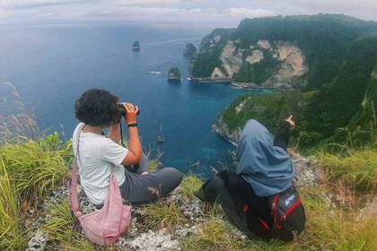 Volunteers genießen die Aussicht über Nusa Penida