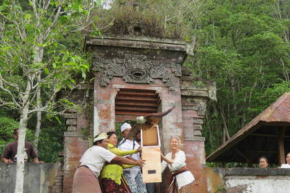 Vögel werden feierlich freigelassen