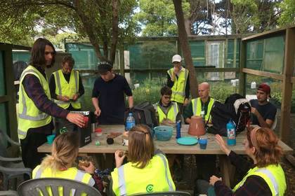 Die Volunteers stärken sich für das nächste Projekt