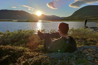 Den Sonnenuntergang in Schweden genießen