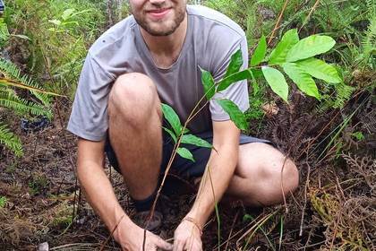 Volunteer beim Bäume pflanzen