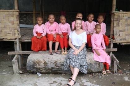 Volunteer with children at the monastery school in Thailand