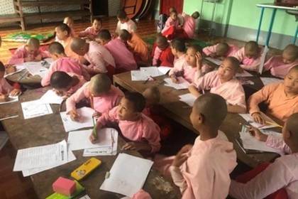 Thailändische Kinder werden in Englisch unterrichtet