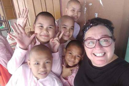 Herzliche Verbindung zwischen Volunteer und den Klosterschüler:innen