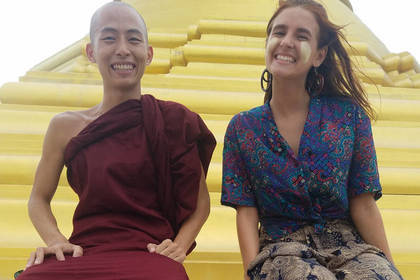 Die buddhistischen Mönche geben ihre Lehre an Volunteers weiter