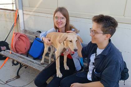 Volunteers mit einem der Hunde