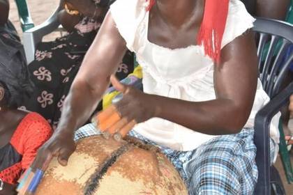 Senegalesische Frau mit Trommel