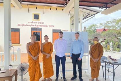 Die Mönche zusammen mit den Volunteers