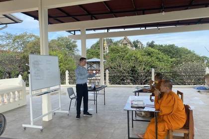 Die Volunteers unterrichten die Mönche
