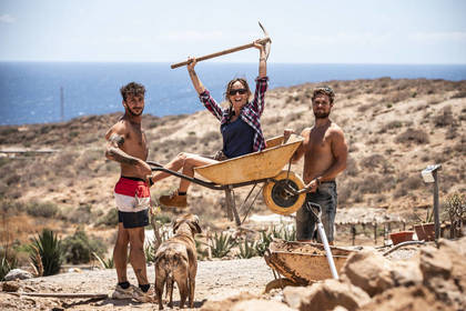 Volunteers haben Spaß im Tierschutz Projekt auf Teneriffa