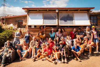 Eine große Gruppe an Volunteers im Tierschutz Projekt auf Teneriffa