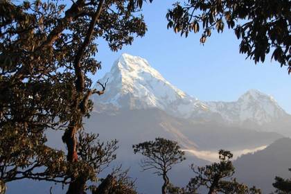 Ausblick auf einen schneebedeckten Berggipfel 