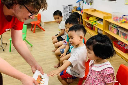 Ein Volunteer unterrichtet die Kinder