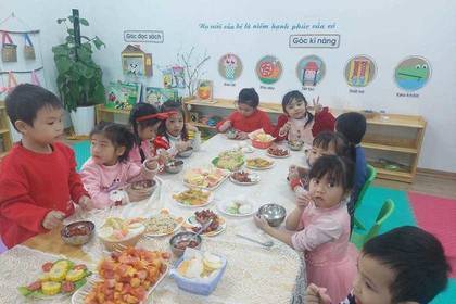 Die Kinder beim gemeinsamen Essen