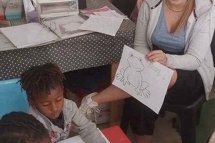 Bringe den Kindern in Namibia Englisch bei
