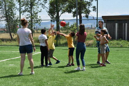 Die Kinder beim Sport an der frischen Luft
