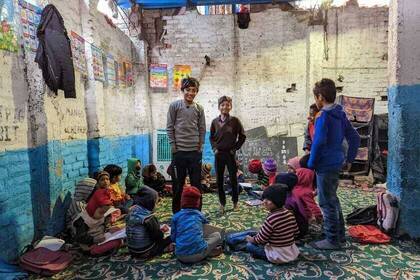 Eine Gruppe Straßenkinder in Delhi