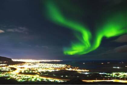 Polarlichter über einem Städtchen in Island