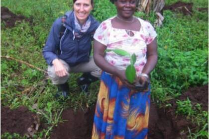 Volunteer bei der Farm Arbeit in Uganda