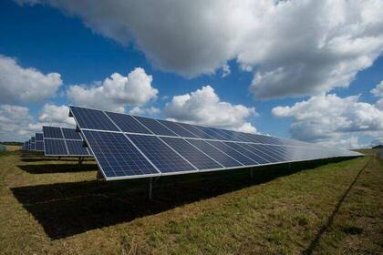 Im Projekt für Erneuerbare Energien auf Kreta wird Energie aus der Sonne gewonnen