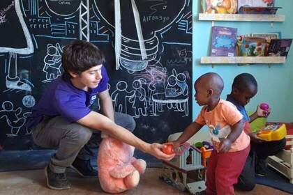 Volunteer with children in Chile