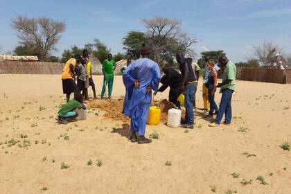 Bei der Arbeit im Hausbau-Projekt in Senegal
