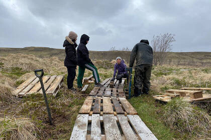 Volunteers arbeiten im Freien in Island