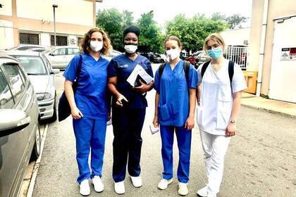 Bei der medizinischen Freiwilligenarbeit