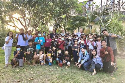 Mit den Schülern und Volunteers auf dem Schulgelände