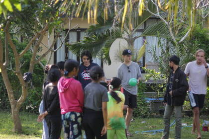 Spielen mit den Kindern vor und nach dem Unterricht